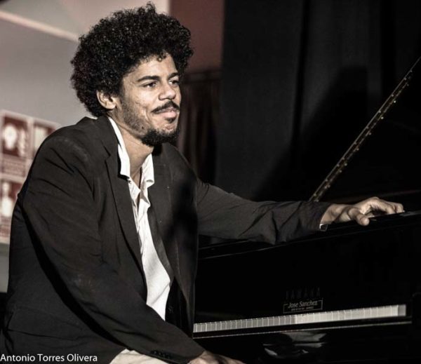 Jazzahara 2025 (Zahara de los Atunes, Cádiz. 31 de octubre al 2 de noviembre de 2025) Textos: Antonio Torres. Fotos: Antonio Torres y Pepe Mateos [Conciertos de Jazz] - Tomajazz - Jazzahara 2025 se celebró en Zahara de los Atunes, Cádiz, del 31 de octubre al 2 de noviembre de 2025. Antonio Torres y Pepe Mateos repasan los conciertos. Participaron Actuaron Triplanetas, Theo Croker Quartet, Anggie Obin Quartet, Juanfe Pérez Quartet, Jéssica Pina Trio