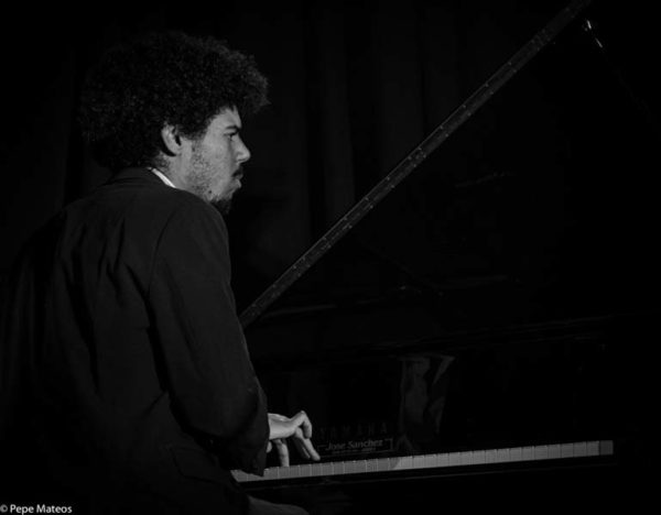 Jazzahara 2025 (Zahara de los Atunes, Cádiz. 31 de octubre al 2 de noviembre de 2025) Textos: Antonio Torres. Fotos: Antonio Torres y Pepe Mateos [Conciertos de Jazz] - Tomajazz - Jazzahara 2025 se celebró en Zahara de los Atunes, Cádiz, del 31 de octubre al 2 de noviembre de 2025. Antonio Torres y Pepe Mateos repasan los conciertos. Participaron Actuaron Triplanetas, Theo Croker Quartet, Anggie Obin Quartet, Juanfe Pérez Quartet, Jéssica Pina Trio