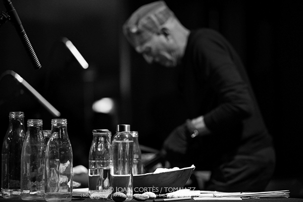 Josep-Maria Balanyà “Altres Intrusions” (Bcn ImproFest / Arts Santa Mònica -Sala Bar-, 2025-12-10 / Barcelona) Por Joan Cortès [INSTANTZZ AKA Galería fotográfica AKA Fotoblog de jazz, impro… y algo más] - Tomajazz - Josep-Maria Balanyà “Altres Intrusions” acuó en Bcn ImproFest en Arts Santa Mònica -Sala Bar-, de Barcelona, el 10 de diciembre de 2025. Joan Cortès lo retrata en INSTANTZZ