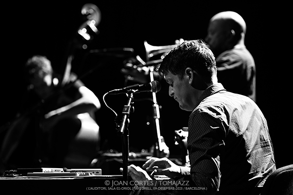Ben LaMar Gay, Sam Pluta & Pascal Niggenkemper (L’Auditori S2•OM, 2025-12-09 / Barcelona) Por Joan Cortès [INSTANTZZ AKA Galería fotográfica AKA Fotoblog de jazz, impro… y algo más] - Tomajazz - Ben LaMar Gay, Sam Pluta, Pascal Niggenkemper actuaron en L’Auditori de Barcelona, el 9 de diciembre de 2025. Joan Cortès lo retrata en INSTANTZZ