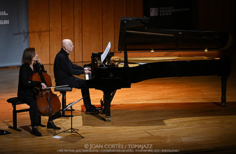 Anja Lechner & François Couturier (59è Festival de Jazz de Barcelona / Conservatori del Liceu, 2025-11-19 / Barcelona) [05] Por Joan Cortès [INSTANTZZ AKA Galería fotográfica AKA Fotoblog de jazz, impro… y algo más] - Tomajazz - Anja Lechner & François Couturier participaron en el 57è Festival de Jazz de Barcelona en el Conservatori del Liceu, el 19 de noviembre de 2025. Joan Cortès lo relata y retrata
