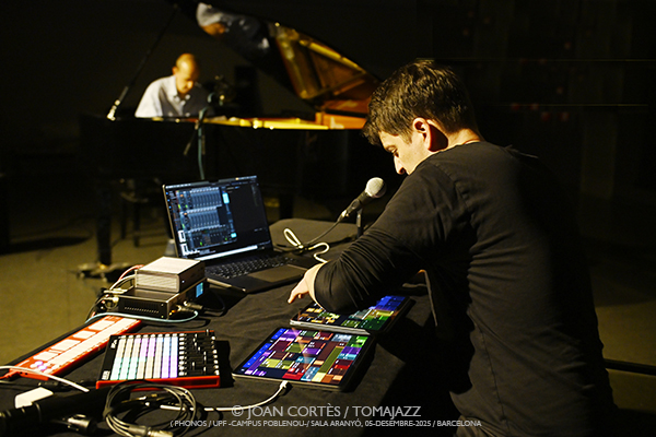 Sam Pluta & Agustí Fernández (Phonos / UPF-Sala Aranyó, 2025-12-05 / Barcelona) Por Joan Cortès [INSTANTZZ AKA Galería fotográfica AKA Fotoblog de jazz, impro… y algo más] - Tomajazz - Sam Pluta & Agustí Fernández acuaron en Phonos, UPF-Sala Aranyó de Barcelona, el 5 de diciembre de 2025. Joan Cortès lo retrata en INSTANTZZ