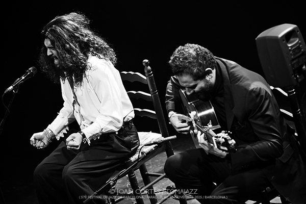 Israel Fernández & Diego del Morao (57è Festival de Jazz de Barcelona / Paral•lel 62, 2025-11-26 / Barcelona) [07] Por Joan Cortès [Flamencuras AKA INSTANTZZ AKA Galería fotográfica AKA Fotoblog de jazz, impro… y algo más] - Tomajazz - Israel Fernández & Diego del Morao actuaron en el 57è Festival de Jazz de Barcelona en Paral•lel 62, el 26 de noviembre de 2025. Joan Cortès lo retrata en las Flamencuras de INSTANTZZ