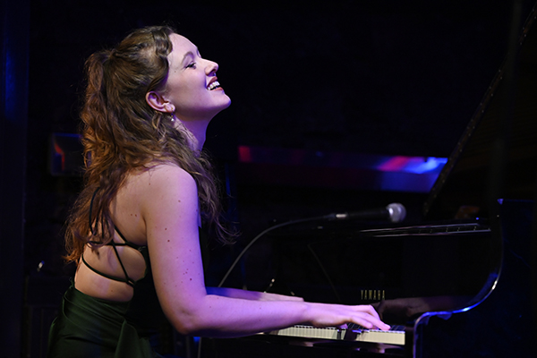 Manon Mullener Trio (Jamboree, 2025-11-26 / Barcelona) Por Joan Cortès [INSTANTZZ AKA Galería fotográfica AKA Fotoblog de jazz, impro… y algo más] - Tomajazz - Manon Mullener Trio actuó en Jamboree, Barcelona, el 26 de noviembre de 2025. Joan Cortès lo retrata en INSTANTZZ. Actuaron Manon Mullener, Rodrigo Aravena, Lucien Mullener, Yuri Hernández