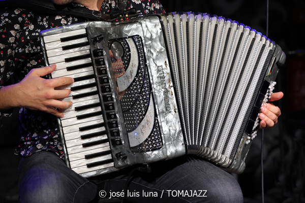 Fetén Fetén (Sala Zero. Es Gremi. Palma. 2026-01-30) Por José Luis Luna Rocafort [INSTANTZZ AKA Galería fotográfica AKA Fotoblog de jazz, impro… y algo más] - Tomajazz - Fetén Fetén actuó en Es Gremi, Palma., el 30 de enero de 2026. José Luis Luna Rocafort lo retrata en INSTANTZZ. Actuaron Diego Galaz, Jorge Arribas