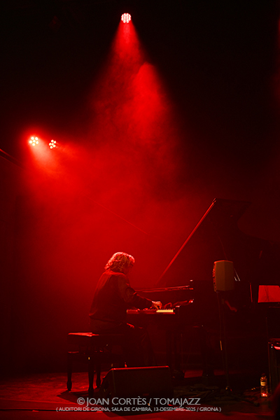 Chano Domínguez Sextet & Girona Jazz Project Big Band “De Cai a New Orleans” (Auditori de Girona, 2025-12-13 / Girona) Por Joan Cortès [INSTANTZZ AKA Galería fotográfica AKA Fotoblog de jazz, impro… y algo más] - Tomajazz - Chano Domínguez Sextet & Girona Jazz Project Big Band “De Cai a New Orleans” actuó el 13 de diciembre de 2025 en el Auditori de Girona. Joan Cortès lo retrata en INSTANTZZ. Actuaron