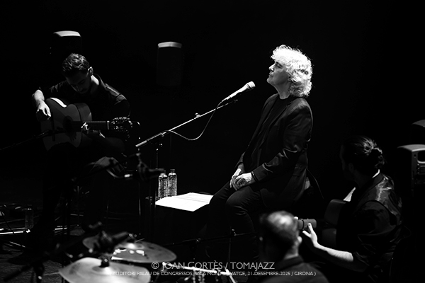 Mayte Martín “In Illo Tempore” (Auditori de Girona, 2025-12-21 / Girona) Por Joan Cortès [Flamencuras AKA INSTANTZZ AKA Galería fotográfica AKA Fotoblog de jazz, impro… y algo más] - Tomajazz - Mayte Martín “In Illo Tempore” actuó en el Auditori de Girona, el 21 de diciembre de 2025. Joan Cortès lo retrata en las Flamencuras de INSTANTZZ. Con Mayte Martín, Antonio González, Ángel Flores, Miquel Àngel Cordero, David Domínguez 