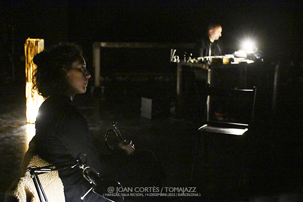 Nar Ensemble (Hangar -Sala Ricson-, 2025-12-14 / Barcelona) Por Joan Cortès [INSTANTZZ AKA Galería fotográfica AKA Fotoblog de jazz, impro… y algo más] - Tomajazz - Nar Ensemble actuó en Sala Ricson de Hangar de Barcelona el 14 de diciembre de 2025. Joan Cortès lo retrata en INSTANTZZ. Nar Ensemble son Tom Chant, Amidea Clotet, Alfredo Costa Monteiro, Mayssa Fattouh, Anxe Faraldo, Haize Lizarazu, Àlex Reviriego 