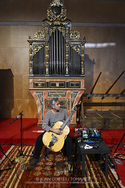 Paolo Angeli “Lema” (Cicle Guitarres / Museu de la Música, 2026-01-15 / Barcelona) Por Joan Cortès [INSTANTZZ AKA Galería fotográfica AKA Fotoblog de jazz, impro… y algo más] - Tomajazz - Paolo Angeli “Lema” actuó en el Cicle Guitarres en el Museu de la Música de Barcelona el 15 de enero de 2026. Joan Cortès lo retrata en INSTANTZZ