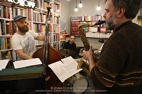 Albert Cirera & Tres Tambors “Orangina” (Sangarra de Nadal / Llibreria Strogoff, 2025-12-20 / La Garriga -Barcelona-) Por Joan Cortès [INSTANTZZ AKA Galería fotográfica AKA Fotoblog de jazz, impro… y algo más] - Tomajazz - Albert Cirera & Tres Tambors “Orangina” actuaron en Llibreria Strogoff de La Garriga, Barcelona, el 20 de diciembre de 2025. Joan Cortès lo retrata en INSTANTZZ. Actuaron Albert Cirera, Roger Mas, Marko Lohikari, Òscar Domènech 