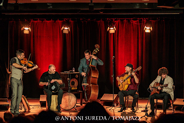 Bratia (Caixaforum Palma. 2026-02-17) Por Antoni Sureda [INSTANTZZ AKA Galería fotográfica AKA Fotoblog de jazz, impro… y algo más] - Tomajazz - Bratia actuó en Caixaforum Palma, el 17 de febrero de 2026. Antoni Sureda se estrena en Tomajazz con un INSTANTZZ del grupo. Actuaron Pere Nolasc Turu, Víctor Paradís: guitarra manouche solista
Julien Chanal: guitarra manouche rítmica
Ivan Kovacevic: contrabajo
Eren