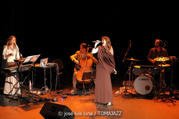 Voicello Ecleptic Quartet (Teatre Maruja Alfaro - Mar i Terra. Palma. 2026-01-31) Por José Luis Luna Rocafort [INSTANTZZ AKA Galería fotográfica AKA Fotoblog de jazz, impro… y algo más] - Tomajazz - Voicello Ecleptic Quartet actuó en Teatre Maruja Alfaro de Palma, el 31 de enero de 2026. José Luis Luna Rocafort lo retrata en INSTANTZZ. Actuaron Carme Garí, Biel Fiol, Malena Moncadas, Miquel Marqués