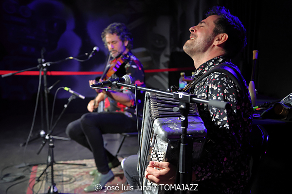 Fetén Fetén (Sala Zero. Es Gremi. Palma. 2026-01-30) Por José Luis Luna Rocafort [INSTANTZZ AKA Galería fotográfica AKA Fotoblog de jazz, impro… y algo más] - Tomajazz - Fetén Fetén actuó en Es Gremi, Palma., el 30 de enero de 2026. José Luis Luna Rocafort lo retrata en INSTANTZZ. Actuaron Diego Galaz, Jorge Arribas