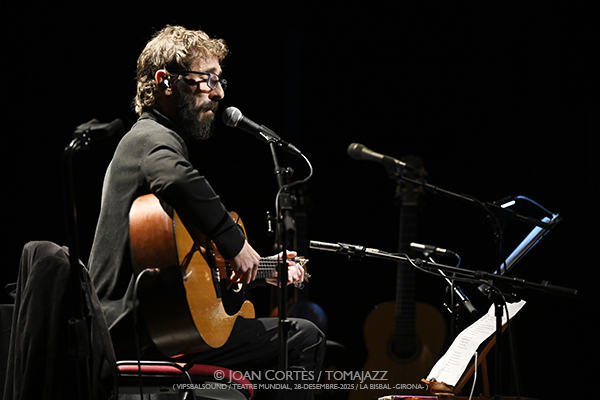 Maria del Mar Bonet & Borja Penalba (Vipsbalsound, Teatre Mundial, 2025-12-28 / La Bisbal -Girona-) Por Joan Cortès [INSTANTZZ AKA Galería fotográfica AKA Fotoblog de jazz, impro… y algo más] - Tomajazz - Maria del Mar Bonet & Borja Penalba actuaron en Vipsbalsound, Teatre Mundial en La Bisbal -Girona-, el 28 de diciembre de 2025. Joan Cortès lo retrata en INSTANTZZ