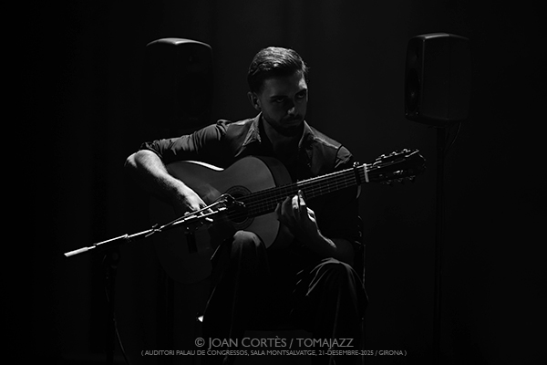 Mayte Martín “In Illo Tempore” (Auditori de Girona, 2025-12-21 / Girona) Por Joan Cortès [Flamencuras AKA INSTANTZZ AKA Galería fotográfica AKA Fotoblog de jazz, impro… y algo más] - Tomajazz - Mayte Martín “In Illo Tempore” actuó en el Auditori de Girona, el 21 de diciembre de 2025. Joan Cortès lo retrata en las Flamencuras de INSTANTZZ. Con Mayte Martín, Antonio González, Ángel Flores, Miquel Àngel Cordero, David Domínguez 