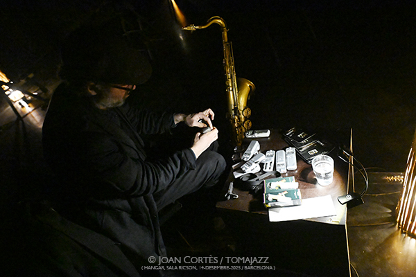 Nar Ensemble (Hangar -Sala Ricson-, 2025-12-14 / Barcelona) Por Joan Cortès [INSTANTZZ AKA Galería fotográfica AKA Fotoblog de jazz, impro… y algo más] - Tomajazz - Nar Ensemble actuó en Sala Ricson de Hangar de Barcelona el 14 de diciembre de 2025. Joan Cortès lo retrata en INSTANTZZ. Nar Ensemble son Tom Chant, Amidea Clotet, Alfredo Costa Monteiro, Mayssa Fattouh, Anxe Faraldo, Haize Lizarazu, Àlex Reviriego 