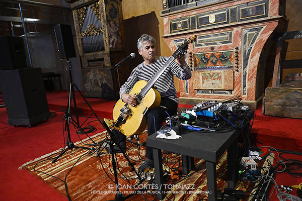 Paolo Angeli “Lema” (Cicle Guitarres / Museu de la Música, 2026-01-15 / Barcelona) Por Joan Cortès [INSTANTZZ AKA Galería fotográfica AKA Fotoblog de jazz, impro… y algo más] - Tomajazz - Paolo Angeli “Lema” actuó en el Cicle Guitarres en el Museu de la Música de Barcelona el 15 de enero de 2026. Joan Cortès lo retrata en INSTANTZZ