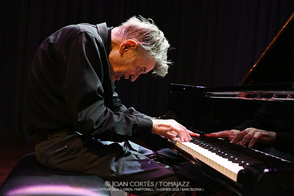 The Bridge (L’Auditori, S2OM, 2026-01-14 / Barcelona) Por Joan Cortès [INSTANTZZ AKA Galería fotográfica AKA Fotoblog de jazz, impro… y algo más] - Tomajazz - The Bridge actuó en L’Auditori de Barcelona el 14 de enero de 2026.. Joan Cortès lo retrata en INSTANTZZ. Actuaron Rodrigo Amado, Alexander von Schlippenbach, Ingebrigt Håker Flaten, Gerry Hemingway 