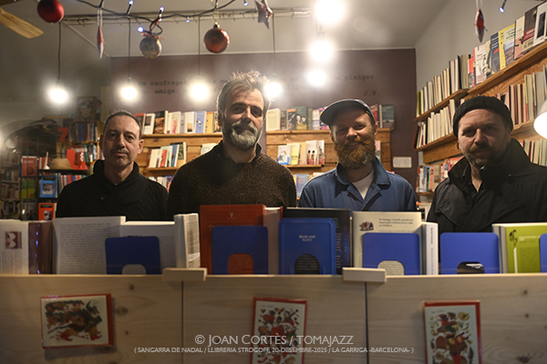 Albert Cirera & Tres Tambors “Orangina” (Sangarra de Nadal / Llibreria Strogoff, 2025-12-20 / La Garriga -Barcelona-) Por Joan Cortès [INSTANTZZ AKA Galería fotográfica AKA Fotoblog de jazz, impro… y algo más] - Tomajazz - Albert Cirera & Tres Tambors “Orangina” actuaron en Llibreria Strogoff de La Garriga, Barcelona, el 20 de diciembre de 2025. Joan Cortès lo retrata en INSTANTZZ. Actuaron Albert Cirera, Roger Mas, Marko Lohikari, Òscar Domènech 