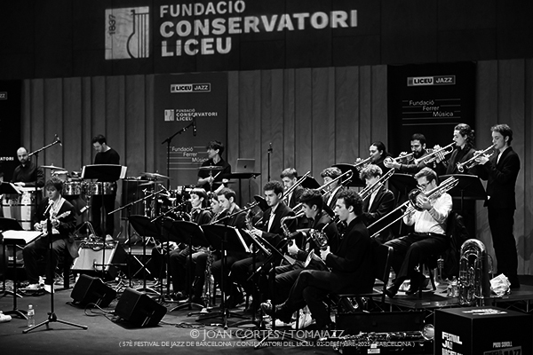 Omar Sosa & Liceu Big Band “es:sensual” (57è Festival de Jazz de Barcelona / Conservatori del Liceu, 2025-12-02 ) [12] Por Joan Cortès [INSTANTZZ AKA Galería fotográfica AKA Fotoblog de jazz, impro… y algo más] - Tomajazz - Omar Sosa & Liceu Big Band “es:sensual” actuó en el 57è Festival de Jazz de Barcelona, el 2 de diciembre de 2025. Joan Cortès lo retrata en INSTANTZZ