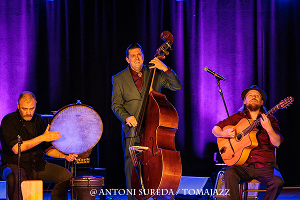 Bratia (Caixaforum Palma. 2026-02-17) Por Antoni Sureda [INSTANTZZ AKA Galería fotográfica AKA Fotoblog de jazz, impro… y algo más] - Tomajazz - Bratia actuó en Caixaforum Palma, el 17 de febrero de 2026. Antoni Sureda se estrena en Tomajazz con un INSTANTZZ del grupo. Actuaron Pere Nolasc Turu, Víctor Paradís: guitarra manouche solista Julien Chanal: guitarra manouche rítmica Ivan Kovacevic: contrabajo Eren