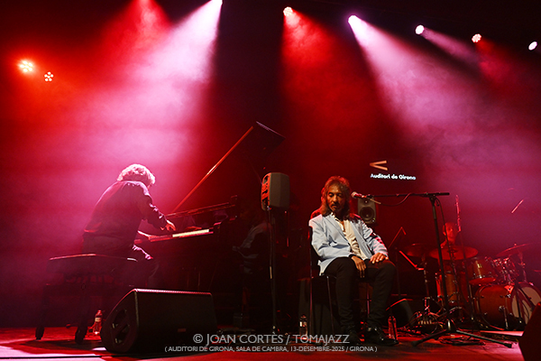 Chano Domínguez Sextet & Girona Jazz Project Big Band “De Cai a New Orleans” (Auditori de Girona, 2025-12-13 / Girona) Por Joan Cortès [INSTANTZZ AKA Galería fotográfica AKA Fotoblog de jazz, impro… y algo más] - Tomajazz - Chano Domínguez Sextet & Girona Jazz Project Big Band “De Cai a New Orleans” actuó el 13 de diciembre de 2025 en el Auditori de Girona. Joan Cortès lo retrata en INSTANTZZ. Actuaron