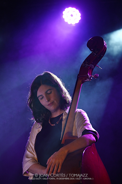 Carla Gonzàlez 6t “La Visibilitat de l’Invisible” (Jazz Olot / Sala El Torín, 2025-12-19 / Olot -Girona-) Por Joan Cortès [INSTANTZZ AKA Galería fotográfica AKA Fotoblog de jazz, impro… y algo más] - Tomajazz - Carla Gonzàlez 6t “La Visibilitat de l’Invisible” actuó el 19 de diciembre de 2025 en Jazz Olot en Sala El Torín, de Girona. Joan Cortès lo retrata en INSTANTZZ. Actuaron Carla Gonzàlez, Alba Pujals, Cristina Sunyer, Cristina Miguel, Eva Fernández, Andrea González 