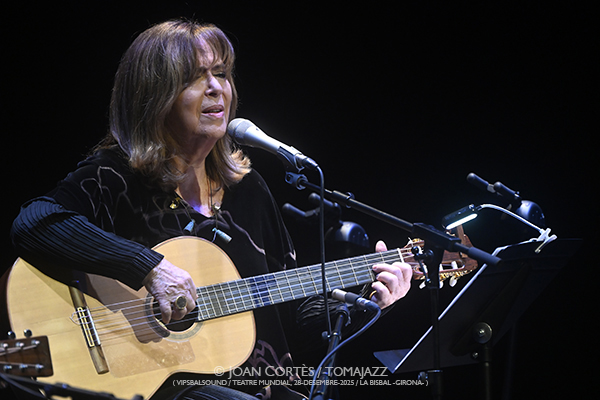 Maria del Mar Bonet & Borja Penalba (Vipsbalsound, Teatre Mundial, 2025-12-28 / La Bisbal -Girona-) Por Joan Cortès [INSTANTZZ AKA Galería fotográfica AKA Fotoblog de jazz, impro… y algo más] - Tomajazz - Maria del Mar Bonet & Borja Penalba actuaron en Vipsbalsound, Teatre Mundial en La Bisbal -Girona-, el 28 de diciembre de 2025. Joan Cortès lo retrata en INSTANTZZ