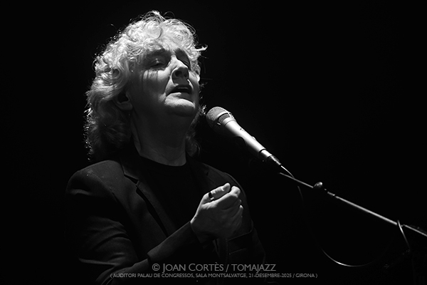 Mayte Martín “In Illo Tempore” (Auditori de Girona, 2025-12-21 / Girona) Por Joan Cortès [Flamencuras AKA INSTANTZZ AKA Galería fotográfica AKA Fotoblog de jazz, impro… y algo más] - Tomajazz - Mayte Martín “In Illo Tempore” actuó en el Auditori de Girona, el 21 de diciembre de 2025. Joan Cortès lo retrata en las Flamencuras de INSTANTZZ. Con Mayte Martín, Antonio González, Ángel Flores, Miquel Àngel Cordero, David Domínguez 