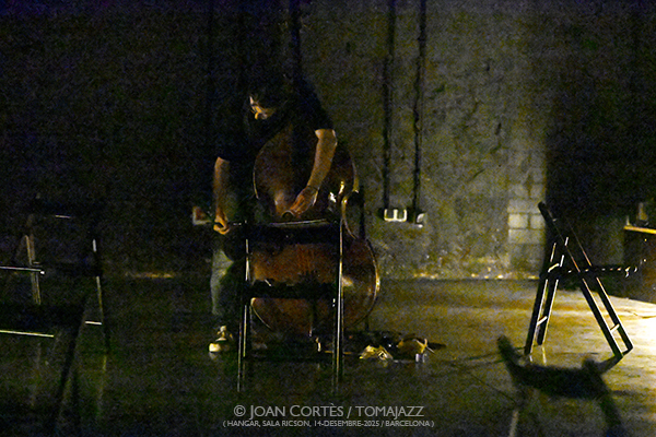 Nar Ensemble (Hangar -Sala Ricson-, 2025-12-14 / Barcelona) Por Joan Cortès [INSTANTZZ AKA Galería fotográfica AKA Fotoblog de jazz, impro… y algo más] - Tomajazz - Nar Ensemble actuó en Sala Ricson de Hangar de Barcelona el 14 de diciembre de 2025. Joan Cortès lo retrata en INSTANTZZ. Nar Ensemble son Tom Chant, Amidea Clotet, Alfredo Costa Monteiro, Mayssa Fattouh, Anxe Faraldo, Haize Lizarazu, Àlex Reviriego 