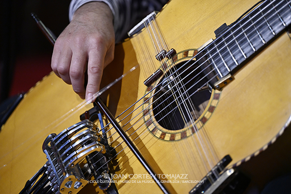 Paolo Angeli “Lema” (Cicle Guitarres / Museu de la Música, 2026-01-15 / Barcelona) Por Joan Cortès [INSTANTZZ AKA Galería fotográfica AKA Fotoblog de jazz, impro… y algo más] - Tomajazz - Paolo Angeli “Lema” actuó en el Cicle Guitarres en el Museu de la Música de Barcelona el 15 de enero de 2026. Joan Cortès lo retrata en INSTANTZZ