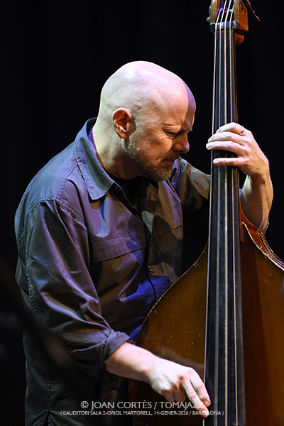 The Bridge (L’Auditori, S2OM, 2026-01-14 / Barcelona) Por Joan Cortès [INSTANTZZ AKA Galería fotográfica AKA Fotoblog de jazz, impro… y algo más] - Tomajazz - The Bridge actuó en L’Auditori de Barcelona el 14 de enero de 2026.. Joan Cortès lo retrata en INSTANTZZ. Actuaron Rodrigo Amado, Alexander von Schlippenbach, Ingebrigt Håker Flaten, Gerry Hemingway 