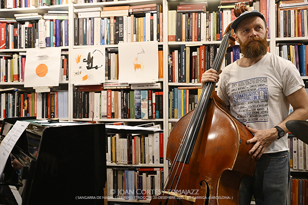 Albert Cirera & Tres Tambors “Orangina” (Sangarra de Nadal / Llibreria Strogoff, 2025-12-20 / La Garriga -Barcelona-) Por Joan Cortès [INSTANTZZ AKA Galería fotográfica AKA Fotoblog de jazz, impro… y algo más] - Tomajazz - Albert Cirera & Tres Tambors “Orangina” actuaron en Llibreria Strogoff de La Garriga, Barcelona, el 20 de diciembre de 2025. Joan Cortès lo retrata en INSTANTZZ. Actuaron Albert Cirera, Roger Mas, Marko Lohikari, Òscar Domènech 