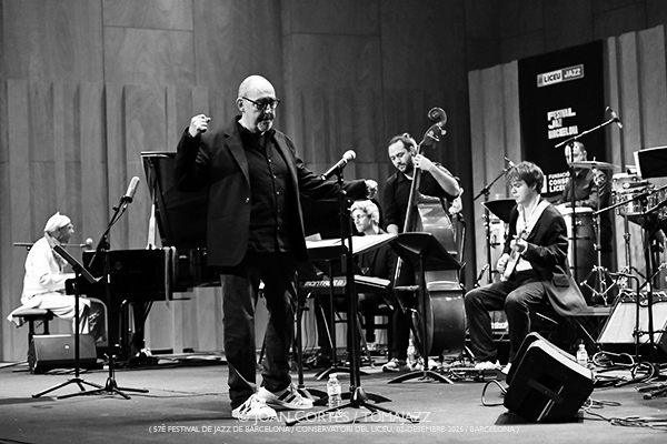 Omar Sosa & Liceu Big Band “es:sensual” (57è Festival de Jazz de Barcelona / Conservatori del Liceu, 2025-12-02 ) [12] Por Joan Cortès [INSTANTZZ AKA Galería fotográfica AKA Fotoblog de jazz, impro… y algo más] - Tomajazz - Omar Sosa & Liceu Big Band “es:sensual” actuó en el 57è Festival de Jazz de Barcelona, el 2 de diciembre de 2025. Joan Cortès lo retrata en INSTANTZZ