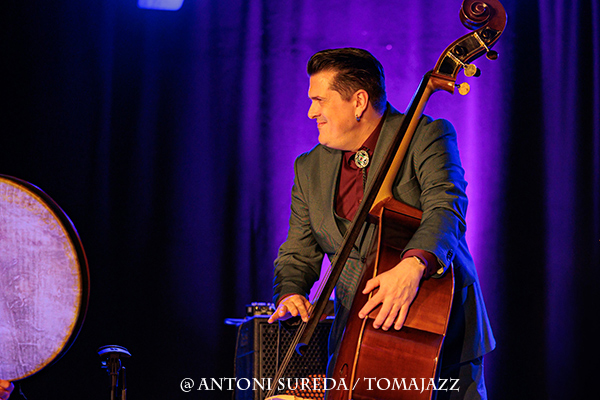 Bratia (Caixaforum Palma. 2026-02-17) Por Antoni Sureda [INSTANTZZ AKA Galería fotográfica AKA Fotoblog de jazz, impro… y algo más] - Tomajazz - Bratia actuó en Caixaforum Palma, el 17 de febrero de 2026. Antoni Sureda se estrena en Tomajazz con un INSTANTZZ del grupo. Actuaron Pere Nolasc Turu, Víctor Paradís: guitarra manouche solista Julien Chanal: guitarra manouche rítmica Ivan Kovacevic: contrabajo Eren