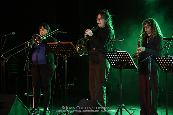 Carla Gonzàlez 6t “La Visibilitat de l’Invisible” (Jazz Olot / Sala El Torín, 2025-12-19 / Olot -Girona-) Por Joan Cortès [INSTANTZZ AKA Galería fotográfica AKA Fotoblog de jazz, impro… y algo más] - Tomajazz - Carla Gonzàlez 6t “La Visibilitat de l’Invisible” actuó el 19 de diciembre de 2025 en Jazz Olot en Sala El Torín, de Girona. Joan Cortès lo retrata en INSTANTZZ. Actuaron Carla Gonzàlez, Alba Pujals, Cristina Sunyer, Cristina Miguel, Eva Fernández, Andrea González 