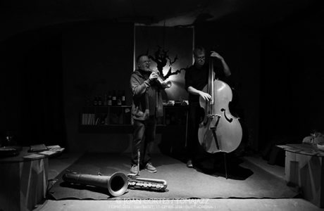 Johannes Nästesjö & Ferran Besalduch (CIMIC-2026 / Can Batet, 2026-01-17 / Olot -Girona-) [I] Por Joan Cortès [INSTANTZZ AKA Galería fotográfica AKA Fotoblog de jazz, impro… y algo más] - Tomajazz - Johannes Nästesjö & Ferran Besalduch actuaron en CIMIC-2026 en Can Batet en Olot, Girona, el 12026-01-17 / Olot -Girona-) [I] Por Joan Cortès [INSTANTZZ