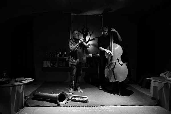 Johannes Nästesjö & Ferran Besalduch (CIMIC-2026 / Can Batet, 2026-01-17 / Olot -Girona-) [I] Por Joan Cortès [INSTANTZZ AKA Galería fotográfica AKA Fotoblog de jazz, impro… y algo más] - Tomajazz - Johannes Nästesjö & Ferran Besalduch actuaron en CIMIC-2026 en Can Batet en Olot, Girona, el 12026-01-17 / Olot -Girona-) [I] Por Joan Cortès [INSTANTZZ