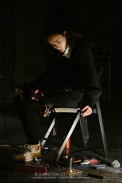 Nar Ensemble (Hangar -Sala Ricson-, 2025-12-14 / Barcelona) Por Joan Cortès [INSTANTZZ AKA Galería fotográfica AKA Fotoblog de jazz, impro… y algo más] - Tomajazz - Nar Ensemble actuó en Sala Ricson de Hangar de Barcelona el 14 de diciembre de 2025. Joan Cortès lo retrata en INSTANTZZ. Nar Ensemble son Tom Chant, Amidea Clotet, Alfredo Costa Monteiro, Mayssa Fattouh, Anxe Faraldo, Haize Lizarazu, Àlex Reviriego 