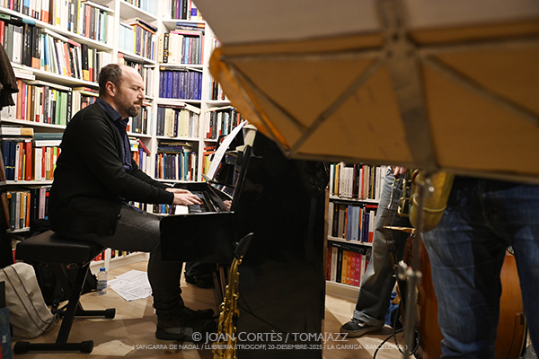 Albert Cirera & Tres Tambors “Orangina” (Sangarra de Nadal / Llibreria Strogoff, 2025-12-20 / La Garriga -Barcelona-) Por Joan Cortès [INSTANTZZ AKA Galería fotográfica AKA Fotoblog de jazz, impro… y algo más] - Tomajazz - Albert Cirera & Tres Tambors “Orangina” actuaron en Llibreria Strogoff de La Garriga, Barcelona, el 20 de diciembre de 2025. Joan Cortès lo retrata en INSTANTZZ. Actuaron Albert Cirera, Roger Mas, Marko Lohikari, Òscar Domènech 