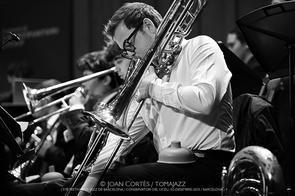 Omar Sosa & Liceu Big Band “es:sensual” (57è Festival de Jazz de Barcelona / Conservatori del Liceu, 2025-12-02 ) [12] Por Joan Cortès [INSTANTZZ AKA Galería fotográfica AKA Fotoblog de jazz, impro… y algo más] - Tomajazz - Omar Sosa & Liceu Big Band “es:sensual” actuó en el 57è Festival de Jazz de Barcelona, el 2 de diciembre de 2025. Joan Cortès lo retrata en INSTANTZZ