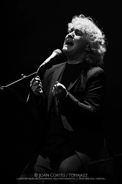 Mayte Martín “In Illo Tempore” (Auditori de Girona, 2025-12-21 / Girona) Por Joan Cortès [Flamencuras AKA INSTANTZZ AKA Galería fotográfica AKA Fotoblog de jazz, impro… y algo más] - Tomajazz - Mayte Martín “In Illo Tempore” actuó en el Auditori de Girona, el 21 de diciembre de 2025. Joan Cortès lo retrata en las Flamencuras de INSTANTZZ. Con Mayte Martín, Antonio González, Ángel Flores, Miquel Àngel Cordero, David Domínguez 