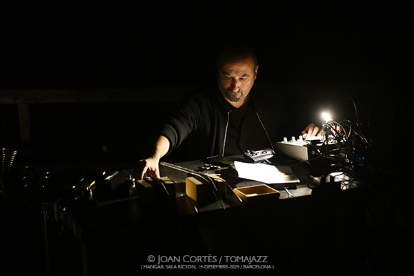 Nar Ensemble (Hangar -Sala Ricson-, 2025-12-14 / Barcelona) Por Joan Cortès [INSTANTZZ AKA Galería fotográfica AKA Fotoblog de jazz, impro… y algo más] - Tomajazz - Nar Ensemble actuó en Sala Ricson de Hangar de Barcelona el 14 de diciembre de 2025. Joan Cortès lo retrata en INSTANTZZ. Nar Ensemble son Tom Chant, Amidea Clotet, Alfredo Costa Monteiro, Mayssa Fattouh, Anxe Faraldo, Haize Lizarazu, Àlex Reviriego 