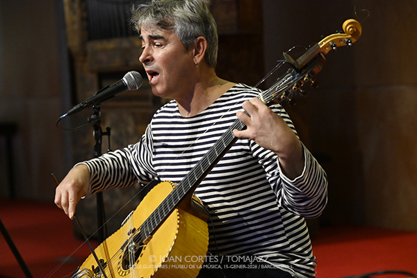 Paolo Angeli “Lema” (Cicle Guitarres / Museu de la Música, 2026-01-15 / Barcelona) Por Joan Cortès [INSTANTZZ AKA Galería fotográfica AKA Fotoblog de jazz, impro… y algo más] - Tomajazz - Paolo Angeli “Lema” actuó en el Cicle Guitarres en el Museu de la Música de Barcelona el 15 de enero de 2026. Joan Cortès lo retrata en INSTANTZZ