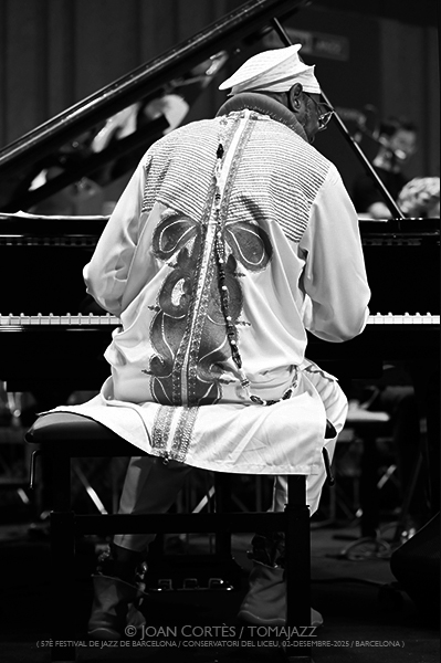 Omar Sosa & Liceu Big Band “es:sensual” (57è Festival de Jazz de Barcelona / Conservatori del Liceu, 2025-12-02 ) [12] Por Joan Cortès [INSTANTZZ AKA Galería fotográfica AKA Fotoblog de jazz, impro… y algo más] - Tomajazz - Omar Sosa & Liceu Big Band “es:sensual” actuó en el 57è Festival de Jazz de Barcelona, el 2 de diciembre de 2025. Joan Cortès lo retrata en INSTANTZZ