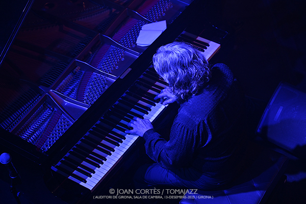 Chano Domínguez Sextet & Girona Jazz Project Big Band “De Cai a New Orleans” (Auditori de Girona, 2025-12-13 / Girona) Por Joan Cortès [INSTANTZZ AKA Galería fotográfica AKA Fotoblog de jazz, impro… y algo más] - Tomajazz - Chano Domínguez Sextet & Girona Jazz Project Big Band “De Cai a New Orleans” actuó el 13 de diciembre de 2025 en el Auditori de Girona. Joan Cortès lo retrata en INSTANTZZ. Actuaron