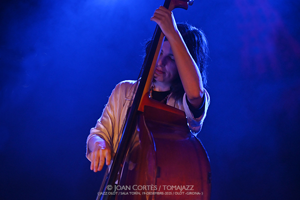Carla Gonzàlez 6t “La Visibilitat de l’Invisible” (Jazz Olot / Sala El Torín, 2025-12-19 / Olot -Girona-) Por Joan Cortès [INSTANTZZ AKA Galería fotográfica AKA Fotoblog de jazz, impro… y algo más] - Tomajazz - Carla Gonzàlez 6t “La Visibilitat de l’Invisible” actuó el 19 de diciembre de 2025 en Jazz Olot en Sala El Torín, de Girona. Joan Cortès lo retrata en INSTANTZZ. Actuaron Carla Gonzàlez, Alba Pujals, Cristina Sunyer, Cristina Miguel, Eva Fernández, Andrea González 