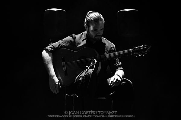 Mayte Martín “In Illo Tempore” (Auditori de Girona, 2025-12-21 / Girona) Por Joan Cortès [Flamencuras AKA INSTANTZZ AKA Galería fotográfica AKA Fotoblog de jazz, impro… y algo más] - Tomajazz - Mayte Martín “In Illo Tempore” actuó en el Auditori de Girona, el 21 de diciembre de 2025. Joan Cortès lo retrata en las Flamencuras de INSTANTZZ. Con Mayte Martín, Antonio González, Ángel Flores, Miquel Àngel Cordero, David Domínguez 