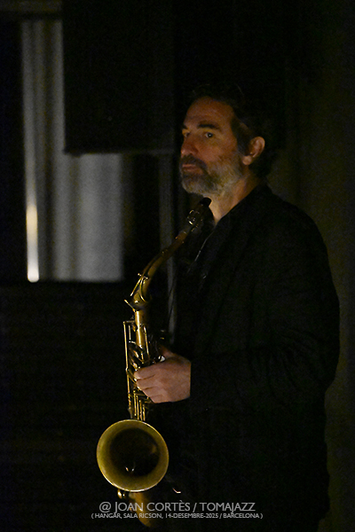 Nar Ensemble (Hangar -Sala Ricson-, 2025-12-14 / Barcelona) Por Joan Cortès [INSTANTZZ AKA Galería fotográfica AKA Fotoblog de jazz, impro… y algo más] - Tomajazz - Nar Ensemble actuó en Sala Ricson de Hangar de Barcelona el 14 de diciembre de 2025. Joan Cortès lo retrata en INSTANTZZ. Nar Ensemble son Tom Chant, Amidea Clotet, Alfredo Costa Monteiro, Mayssa Fattouh, Anxe Faraldo, Haize Lizarazu, Àlex Reviriego 
