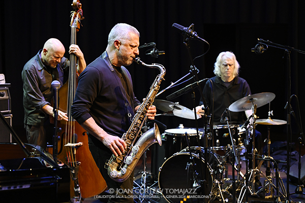The Bridge (L’Auditori, S2OM, 2026-01-14 / Barcelona) Por Joan Cortès [INSTANTZZ AKA Galería fotográfica AKA Fotoblog de jazz, impro… y algo más] - Tomajazz - The Bridge actuó en L’Auditori de Barcelona el 14 de enero de 2026.. Joan Cortès lo retrata en INSTANTZZ. Actuaron Rodrigo Amado, Alexander von Schlippenbach, Ingebrigt Håker Flaten, Gerry Hemingway